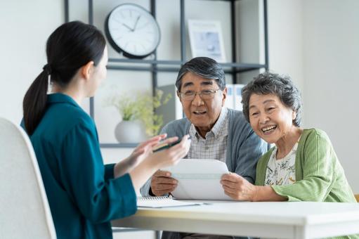 明るい室内で不動産相談をしているイメージ